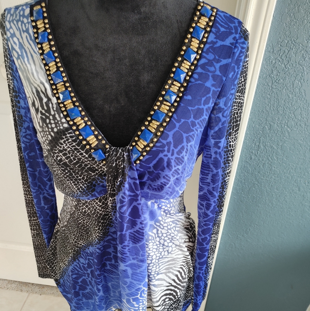 Multi colored blouse w ornamental V neck line